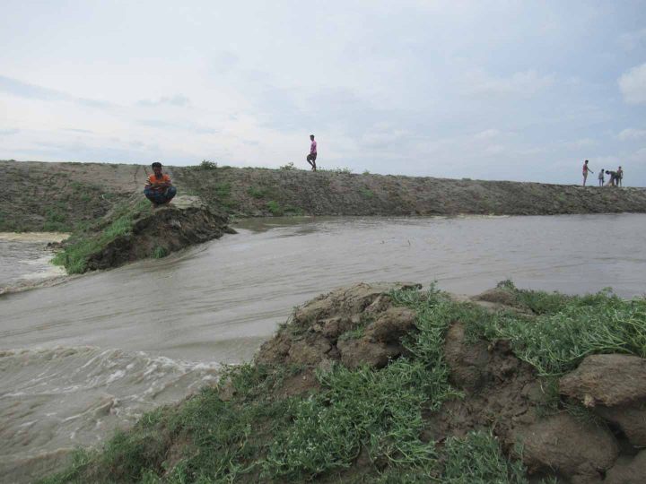 মনপুরা ও তজুমদ্দিনে বাঁধ  ভেঙ্গে ৩ গ্রাম প্লাবিত