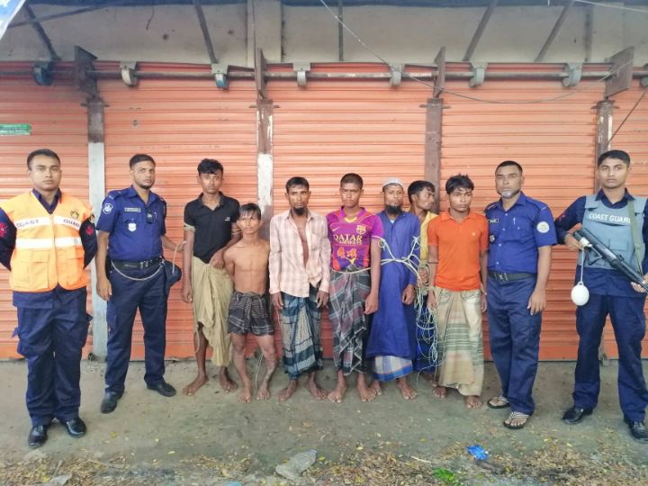 ভোলায় নদীতে মাছ ধরায় ১৫ জেলের ১ বছর কারাদন্ড