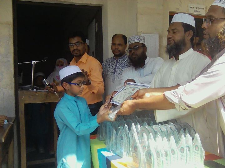 হোসাইনিয়া মাদ্রাসার কৃতি  ৭২ শিক্ষার্থীকে বৃত্তি প্রদান
