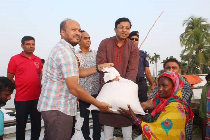 ভোলায় বেদে সম্প্রদায়ের জেলেদেরকে চাল বিতরন