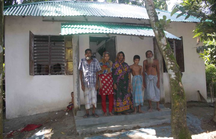 সরকারি ঘর পেলেন ভোলার রাজাপুরের দুলাল ভিক্ষুক