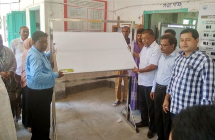তজুমদ্দিনে প্রাথমিক বিদ্যালয়ে মনিটরিং ও পুশবোর্ড বিতরণ
