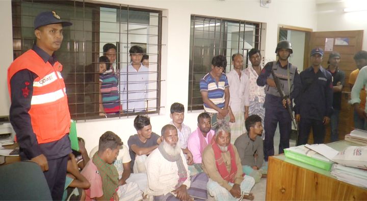 ভোলায় মেঘনায় নিষিদ্ধ জাল দিয়ে মাছ ধরায় ১৪ জেলে আটক