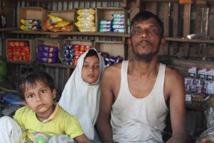 অর্থের অভাবে চিকিৎসা করাতে পারছেন না দরিদ্র বজলু