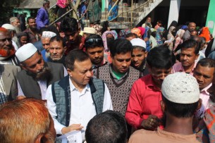 ভোলার পশ্চিম ইলিশায় উম্মুক্ত মাঠে সরকারি  ভাতা প্রাপ্তদের যাচাই বাছাই