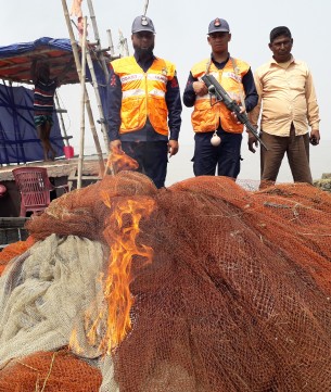 মনপুরায় নিষিদ্ধ কারেন্ট জালসহ বেহুন্দি জাল জব্দ