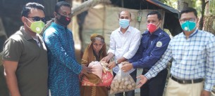 মনপুরায় কর্মহীন ১৪৫ পরিবারের মাঝে  খাদ্য সামগ্রী দিলেন ইউএনও