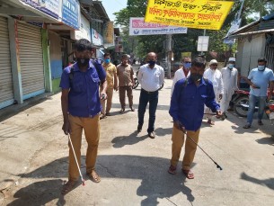 মনপুরায় হাট-বাজারে জীবানুনাশক স্প্রে