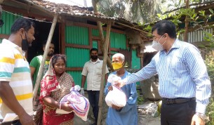 ভোলায়  শ্রমজীবী পরিবারের ঘরে খাদ্য সামগ্রী পৌঁছে দিলেন জেলা প্রশাসক