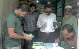 ভোলায় বেশি দামে পণ্য বিক্রির দায়ে ৪০ ব্যবসায়ীর জরিমানা