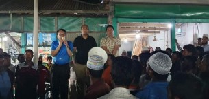 করোনা সতর্কতায় মনপুরায় হ্যান্ডমাইক দিয়ে ইউএনও’র বাজারে প্রচারনা