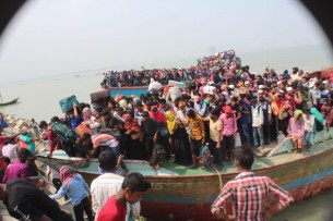 লকডাউন ভেঙ্গে ট্রলার বোঝাই করে এখনো ভোলায় আসছে মানুষ