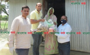 মনপুরায় বাড়ি বাড়ি খাদ্য সামগ্রী পৌছিয়ে দিচ্ছেন ইউএনও