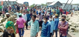 ইলিশা ঘাটে দ্বিতীয় দিনের মতো পোশাক শ্রমিকদের উপচে পড়া ভিড়, পুলিশের বাঁধা