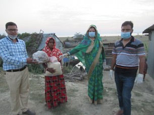 মনপুরায় ঘরে ঘরে খাদ্য সামগ্রী পৌছিয়ে দিলেন চেয়ারম্যান