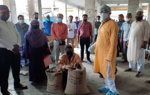 লালমোহনে জেলেদের চাল পাওয়া নিশ্চিত করলেন এমপি শাওন