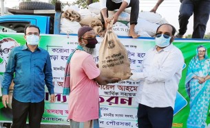 বোরহানউদ্দিননে অসহায়দের মাঝে খাদ্যসামগ্রী বিতরণ করলেন মেয়র