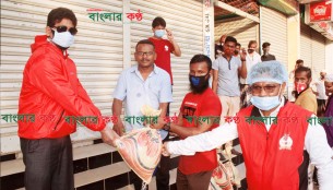 ভোলায় হোটেল শ্রমিকদের খাদ্য সহায়তা দিলেন ইউএনও