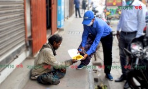 বাংলার কণ্ঠে সংবাদ প্রকাশের পর  মানসিক ভারসাম্যহীনদের খাবার দিচ্ছে সমাজ সেবা