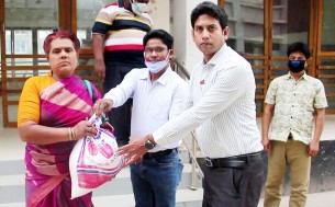 ভোলায় তৃতীয় লিঙ্গের মাঝে খাদ্য সমাগ্রী বিতরন করলেন উপজেলা নির্বাহী কর্মকর্তা