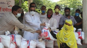 ইলিশায় সোহরাওয়ার্দী মাষ্টারের ব্যক্তিগত তহবিল থেকে খাদ্য সামগ্রি বিতরণ