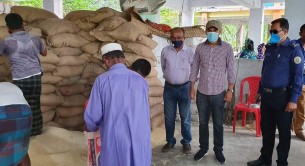 মনপুরায় জেলের মধ্যে চাল বিতরণ করলেন ইউএনও