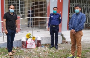 মনপুরায় করোনা আক্রান্ত যুবককে প্রধানমন্ত্রীর উপহার পৌঁছে দিলেন ইউএনও