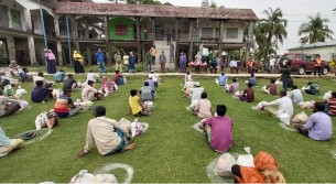 মনপুরায় ২৫০ পরিবারের মাঝে ত্রাণ বিতরণ