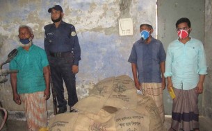 মনপুরায় ইউপি সদস্যের ডেরা থেকে  ১২ বস্তা সরকারী চাল উদ্ধার: আটক-৩
