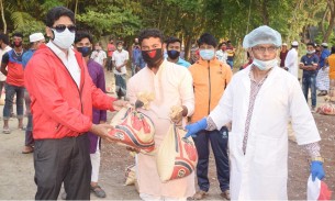 ভোলায় নৌযান শ্রমিকদের মাঝে খাদ্য সহায়তা বিতরণ