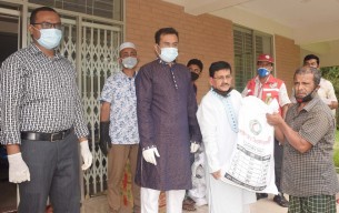 ভোলায় রেড ক্রিসেন্ট সোসাইটির উদ্যোগে ত্রাণসামগ্রী বিতরণ