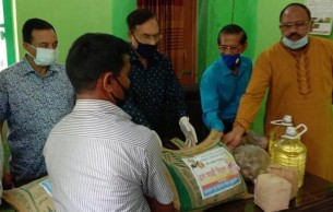 ভোলায় তোফায়েল আহমেদের সহায়তা পেলেন ১০০ পুরোহিত