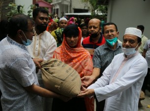 দরিদ্র মানুষের মাঝে “গ্রামীণ জন উন্নয়ন সংস্থার” খাদ্য সহায়তা বিতরণ অব্যাহত