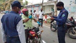 ভোলায় অপ্রয়োজনীয় যানচলাচল বন্ধে পুলিশের চেকপোস্ট