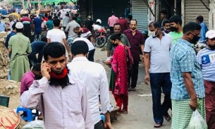 ভোলায় পকেটে মাস্ক রেখে বাজারে ঘোরাঘুরি করছে মানুষ, পুলিশ দেখলে ডাকে মুখ