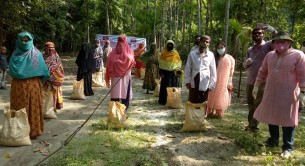 ভোলায় তৃনমূল বন্ধুমহলের পক্ষ থেকে ত্রাণ বিতরণ