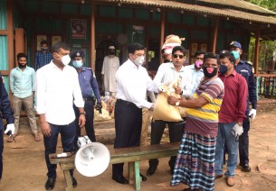 ভোলায় শ্রমিকদের মাঝে জেলা প্রশাসনের খাদ্য সামগ্রী বিতরণ