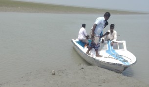 প্রশাসনের নিষেধাজ্ঞার তোয়াক্ক না করে মনপুরায় চলছে ট্রলার-স্পীডবোট