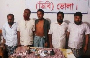 ভোলায় করোনা ভাইরাসের মধ্যে জুয়ার আসর, ৫ জুয়ারি ডিবির জালে আটক
