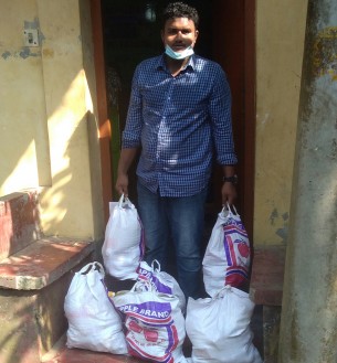 টিফিনের জমানো টাকায় খাদ্যসামগ্রী বিতরণ করলো শিক্ষার্থী