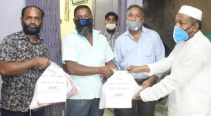 ভোলায় পত্রিকা বিপনন কর্মীদের ত্রাণ বিতরণ