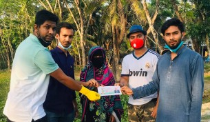 ভোলায় তোফায়েল আহমেদ এর পক্ষে বাড়ি গিয়ে খাদ্য সহায়তা পৌছে দিচ্ছে ছাত্রলীগ