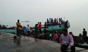 ভোলায় নিষেধাজ্ঞা অমান্য করে প্রবেশের সময় সাড়ে ৪শ' যাত্রীসহ ৩ ট্রলার আটক