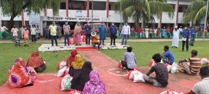 মনপুরায় কর্মহীনদের প্রধানমন্ত্রীর উপহার তুলে দিলেন ইউএনও