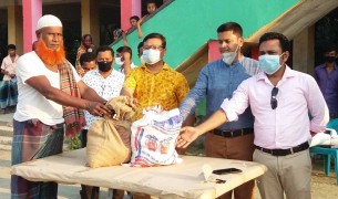 মনপুরায় এমপি জ্যাকবের পক্ষে ২৫০ পরিবারের মাঝে ত্রাণ বিতরণ