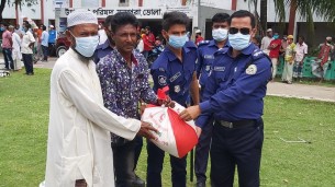 মনপুরায় মাদক ছেড়ে দেয়া ১১ যুবককে প্রধানমন্ত্রীর উপহার দিলেন ওসি