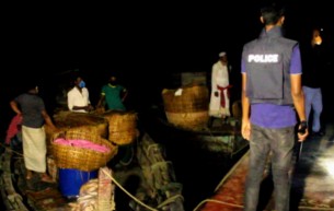ভোলায় চোরাই পথে পাচারকালে ৩৫ মণ মাছ আটক, চার জেলের জরিমানা