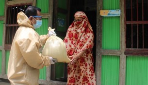 ভোলার কাচিয়ায় এলাকার এক হাজার পরিবারের মধ্যে খাদ্য সামগ্রী বিতরণ
