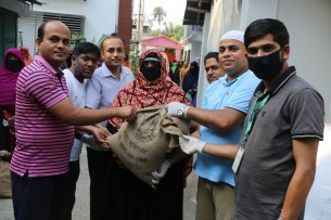 কর্মহীন মানুষের পাশে  গ্রামীন জন উন্নয়ন সংস্থার খাদ্য সামগ্রী বিতরণ