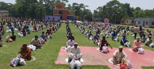 মনপুরায় অসহায় কর্মহীন ১২ শত পরিবারের মাঝে খাদ্য সামগ্রী বিতরণ